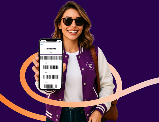 Persona mostrando código eSIM en teléfono