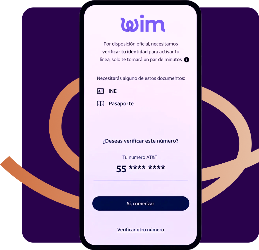 Persona mostrando código eSIM en teléfono