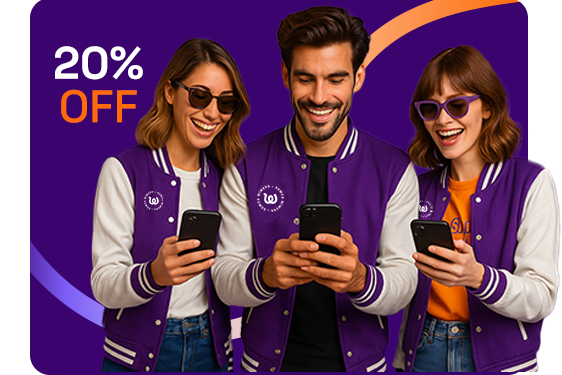 Persona mostrando código eSIM en teléfono