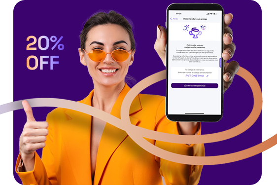 Persona mostrando código eSIM en teléfono